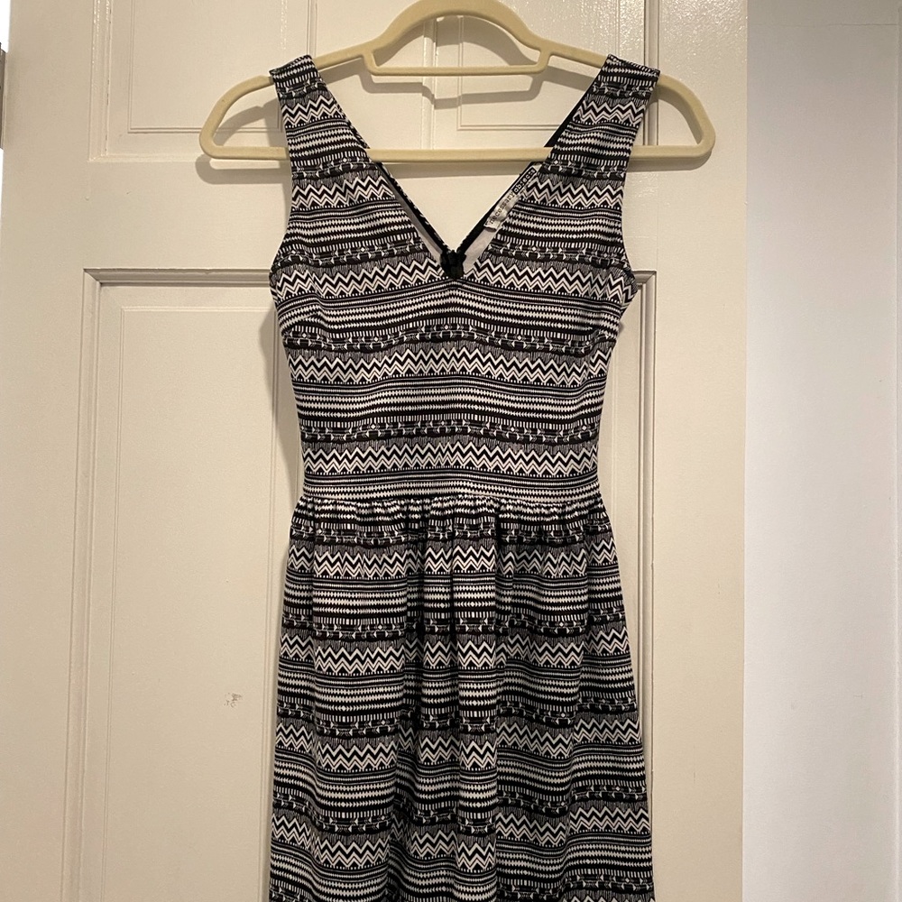V neck dress, size small, just wear from being laundered but it’s not visible